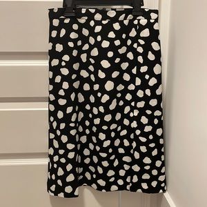 Blac and white A-line midi skirt. 0P.